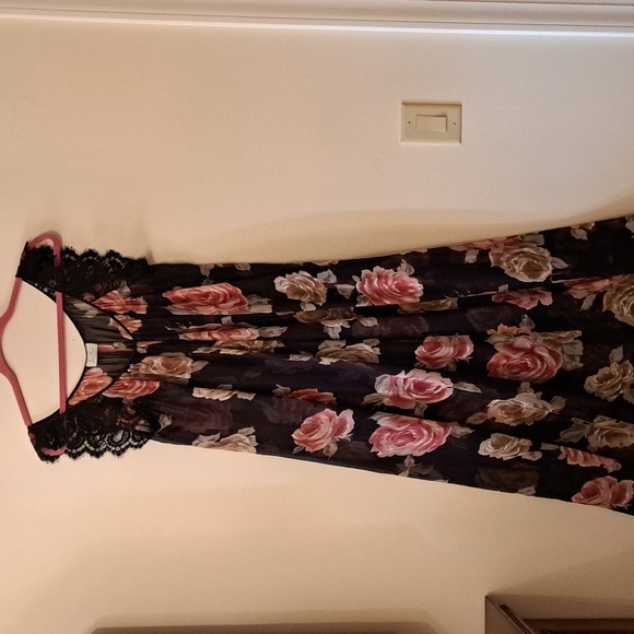 Beautiful Lucie  Ann full sweep long black and rose peignoir set large - Picture 2 of 5